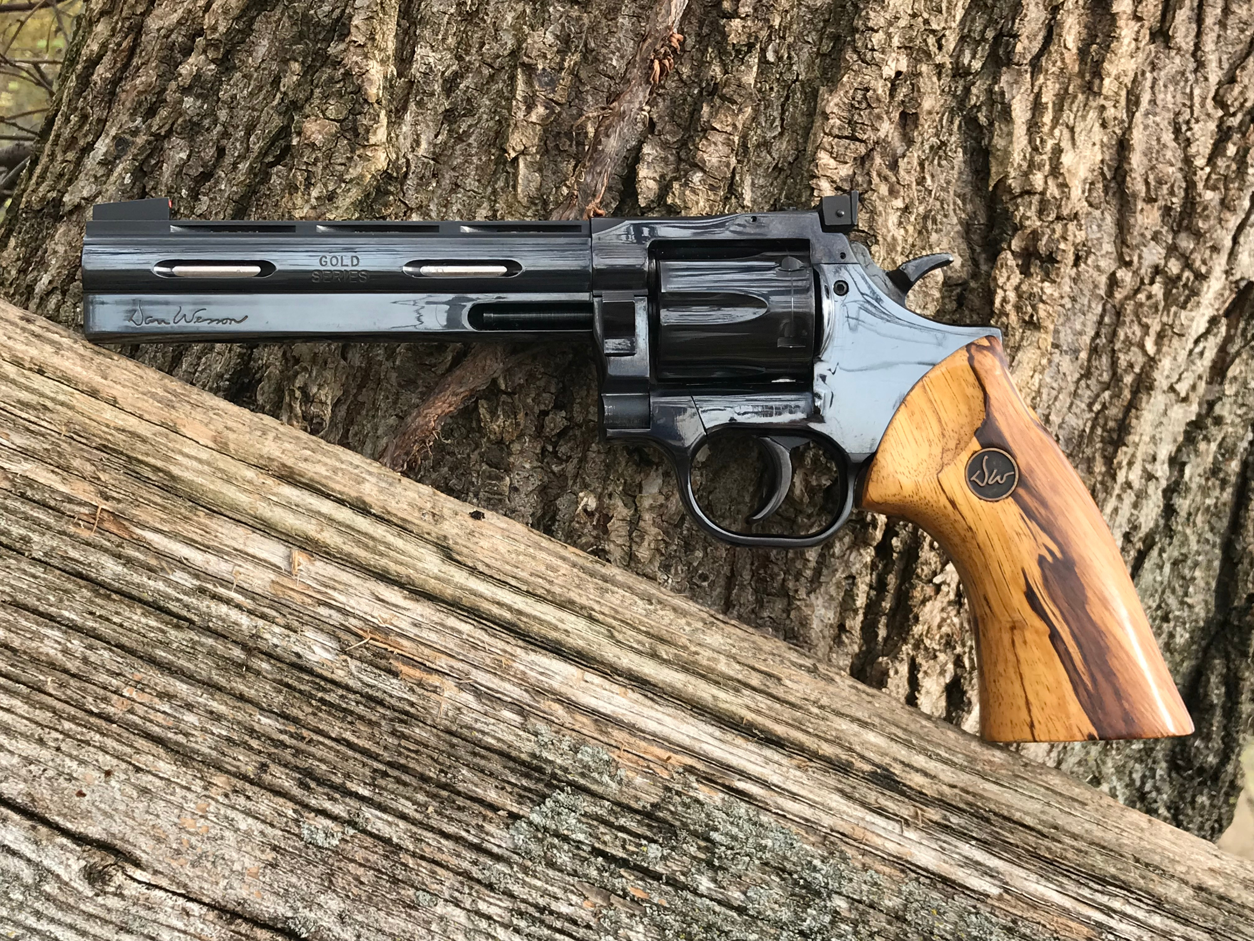 Hugelk-357-GOLD-Series-03.jpg Hugelk-357-GOLD-Series-03.jpg